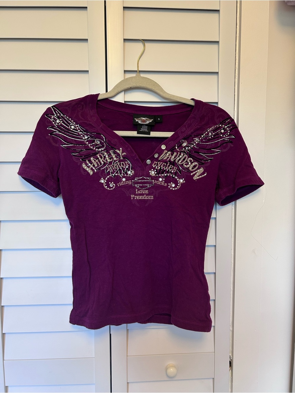 Vintage Harley-Davidson Women’s Purple V-Neck Tee with Winged Embellishment Y2K